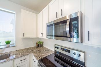 Stainless steel appliances at Park125 on West Dodge in Omaha, NE